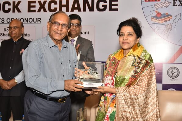 Mr. Sushil Rungta, Past President, ACAE honouring Ms. Mamta Binani, Advocate and Company Secretary.