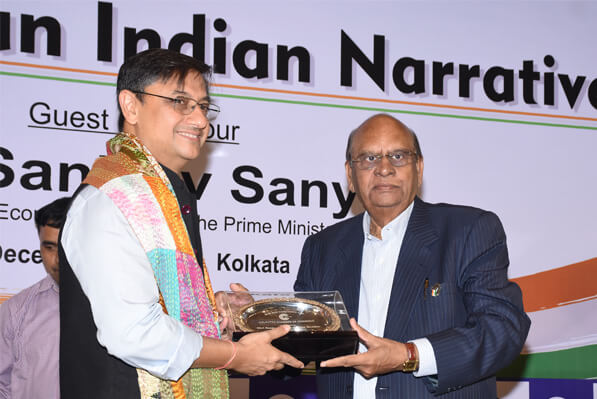 Mr. Hari Shankar Halwasiya, President felicitating Hon'ble Member, EAC-PM Mr. Sanjeev Sanyal.